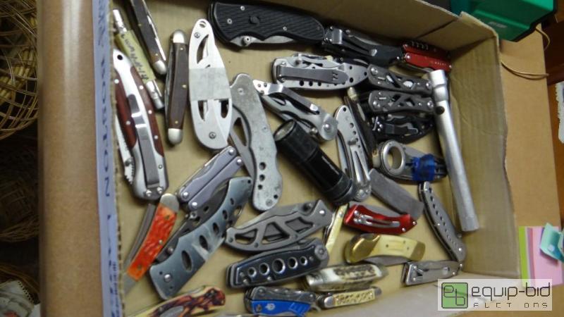 lot 502 image: Large lot of various pocket knives and a catt...