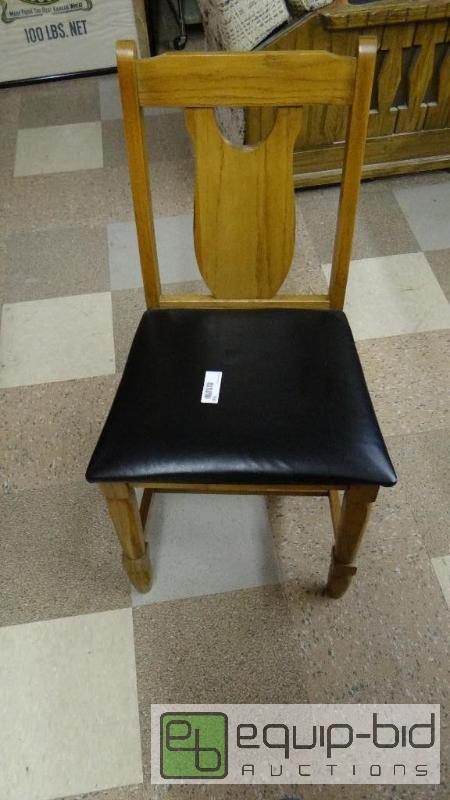 lot 532 image: Oak padded chair....