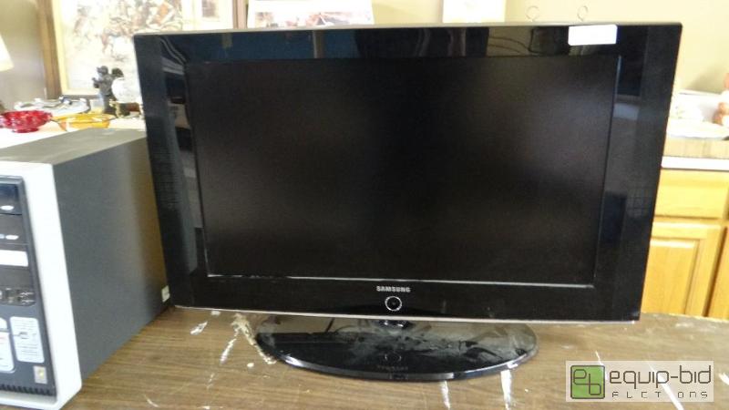lot 540 image: 32&quot Samsung LCD tv. Works. No remote....