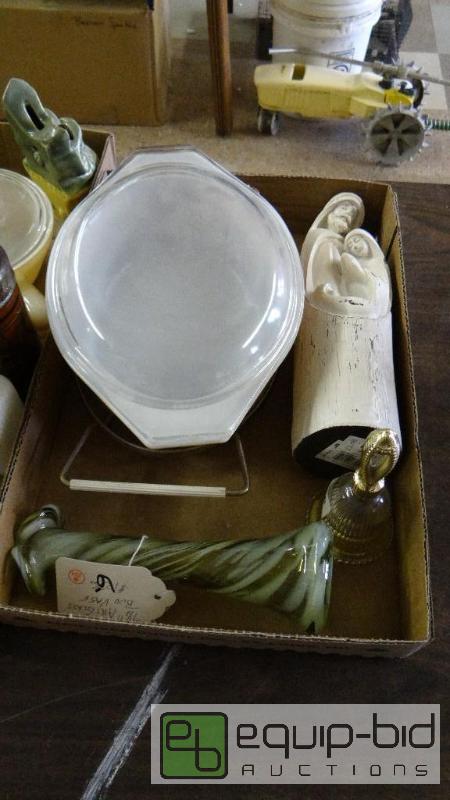 lot 552 image: Lot of assorted glassware and pitcher and gla...