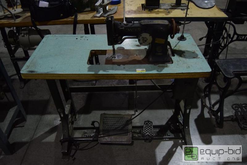 lot 1312 image: Singer 107w1&nbspZigZag&nbspLeather Embroid...