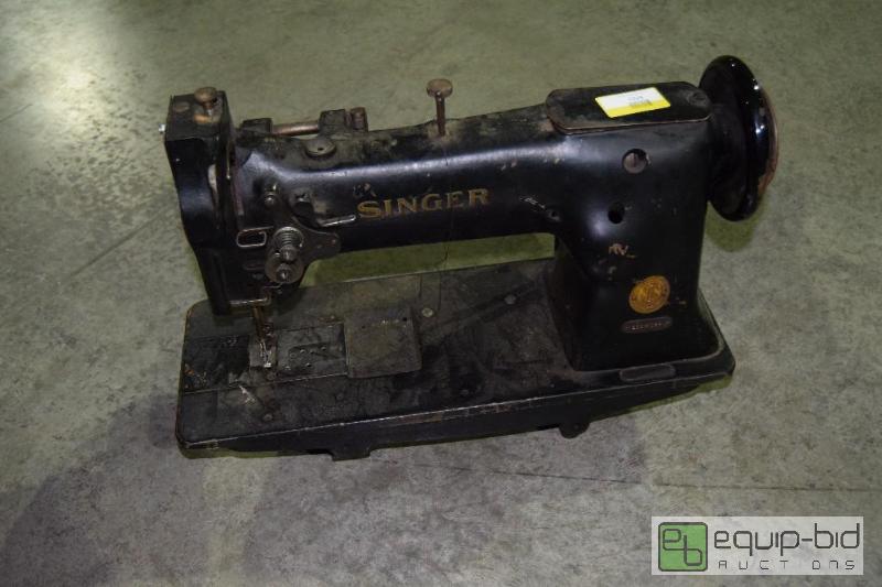 lot 1329 image: Singer 111W154&nbspIndustrial Heavy duty Lea...