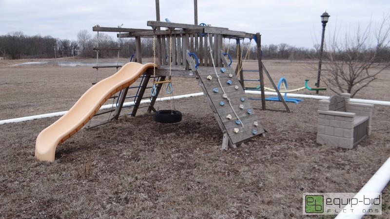 lot 1006 image: Full Playground Set