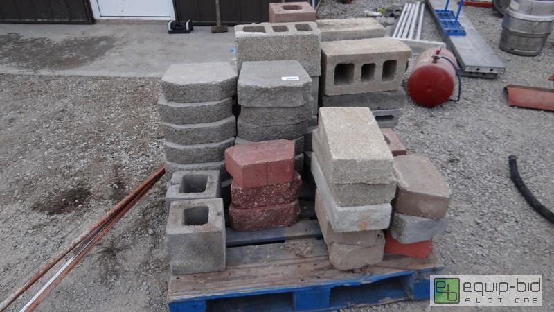 lot 1014 image: Lot Of Cinder Retaining Wall Blocks