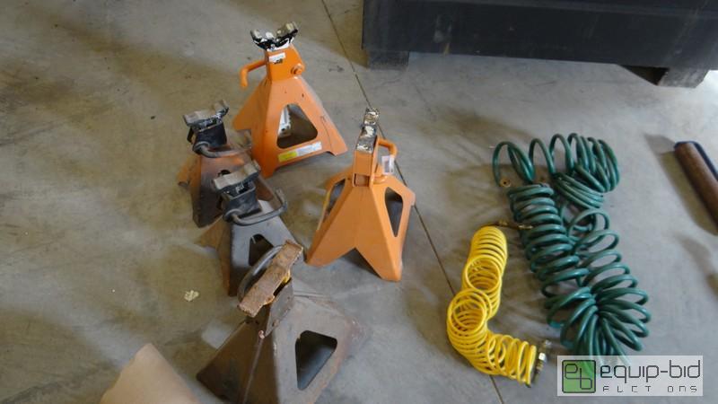 lot 1080 image: Lot Of Jack stands And Coiled Air Hoses