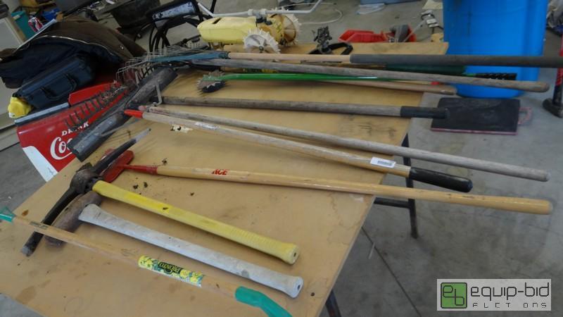 lot 1082 image: Lot Of Landscaping Tools