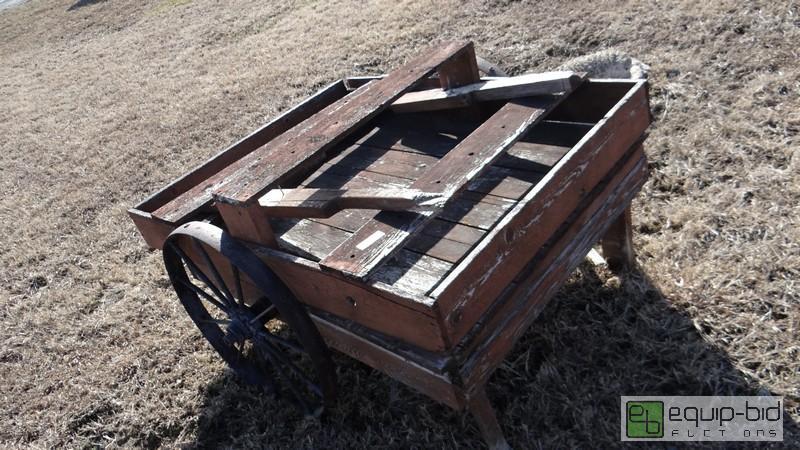 lot 1100 image: Decorative Wooden Wagon