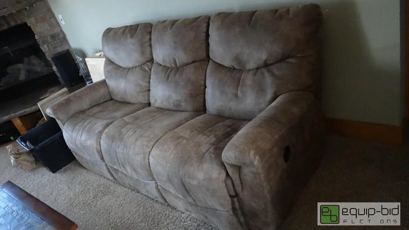 lot 1114 image: Reclining End Couch
