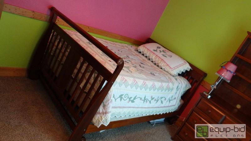 lot 1115 image: Full Size Bedroom Set