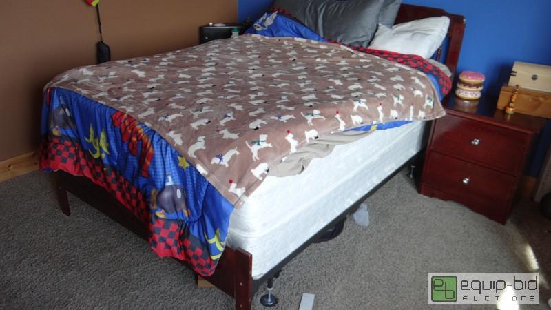 lot 1116 image: Full Size Bedroom Set