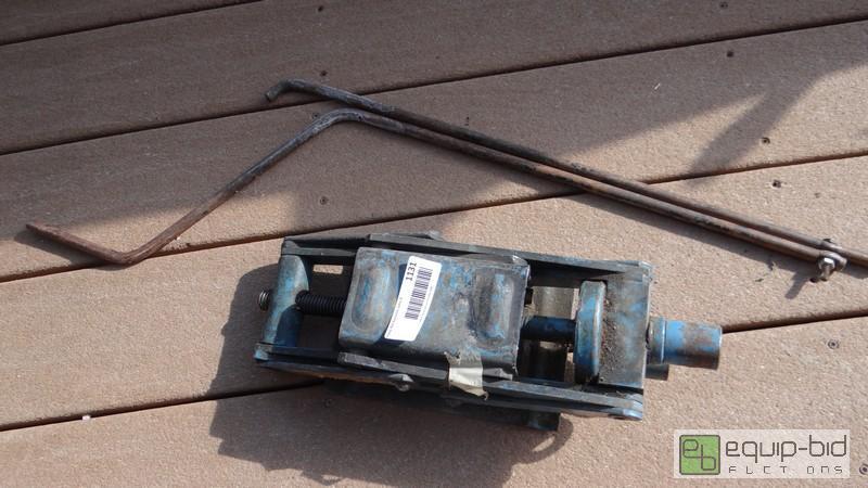 lot 1131 image: Older Scissor Jack
