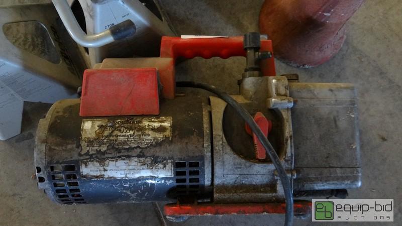 lot 1132 image: RobinAir VacuMaster Vacuum Pump