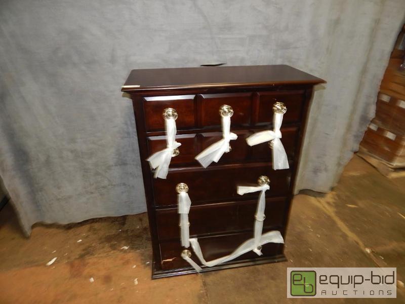 lot 2434 image: Dresser
