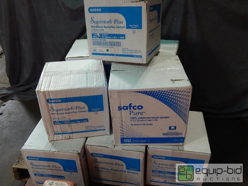lot 2474 image: Large Lot of Gauze Sponges