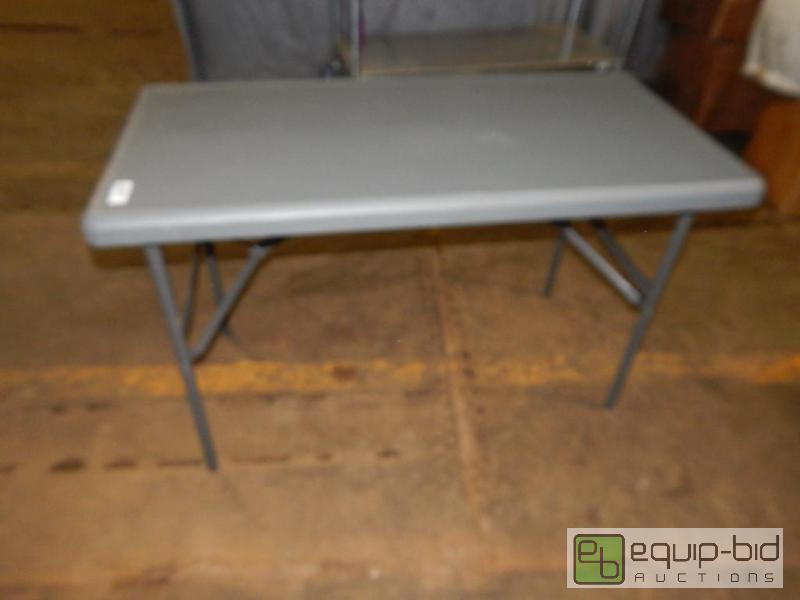 lot 2484 image: 2x4 Table