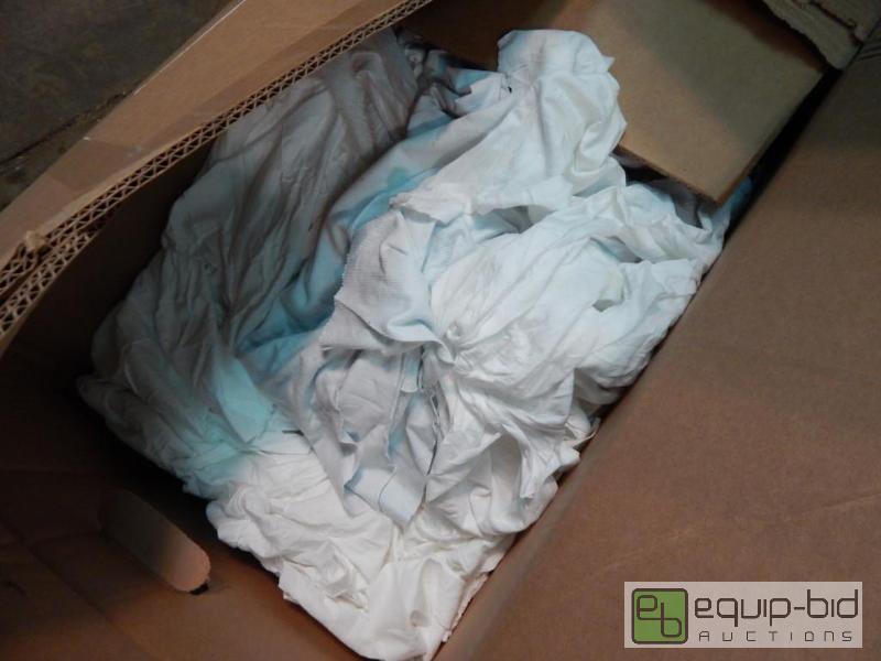 lot 2585 image: Box of Wiping Cloths