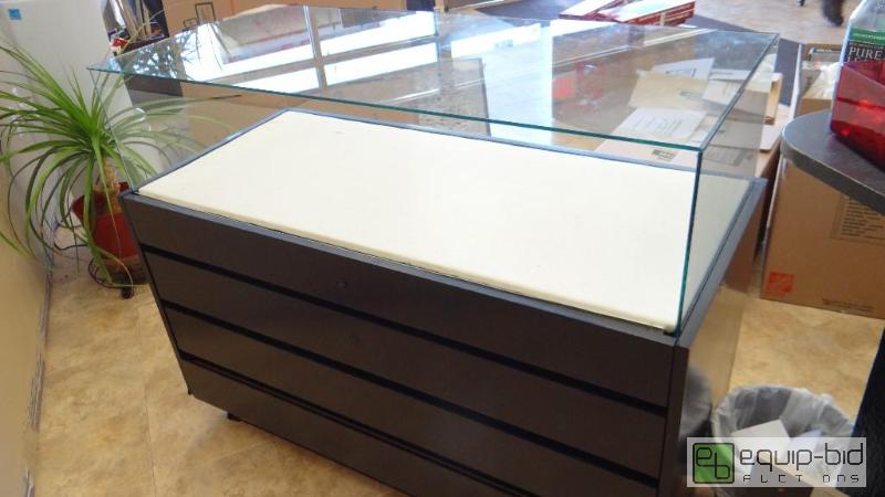 lot 185 image: Display Cabinet