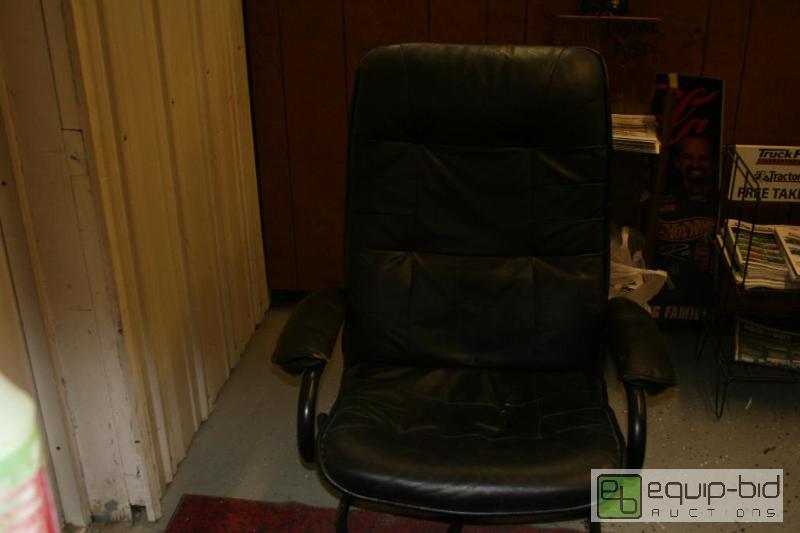 lot 2018 image: Reclining leather office chair...