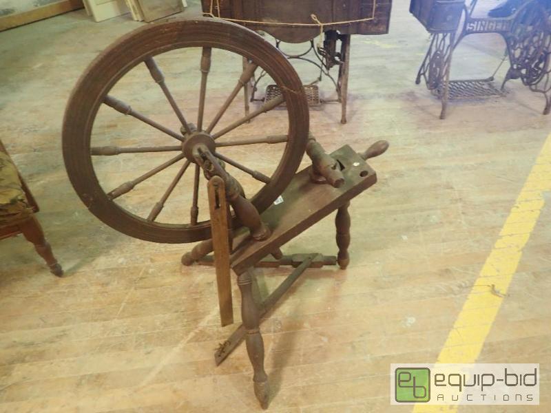 lot 2697 image: Vintage early 1900s Yarn Wheel w Base