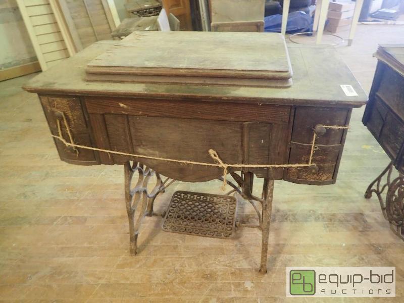 lot 2698 image: Vintage Early 1900sSinger Hidaway Sewing Maching W Table
