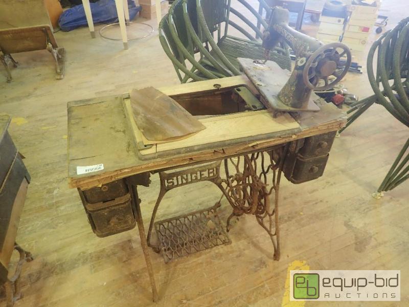 lot 2699 image: Vintage Early 1900sSinger Hidaway Sewing Maching W Table