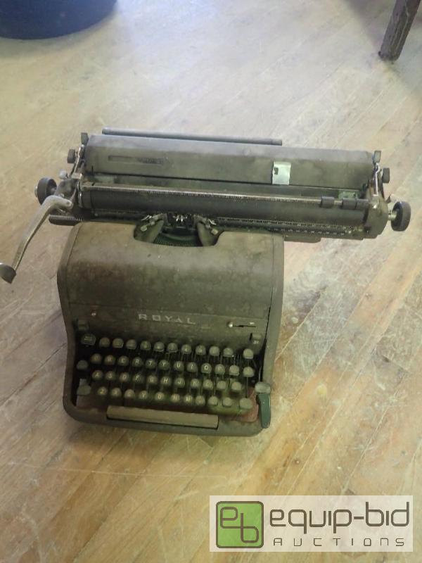 lot 2721 image: Antique Royal Typewriter