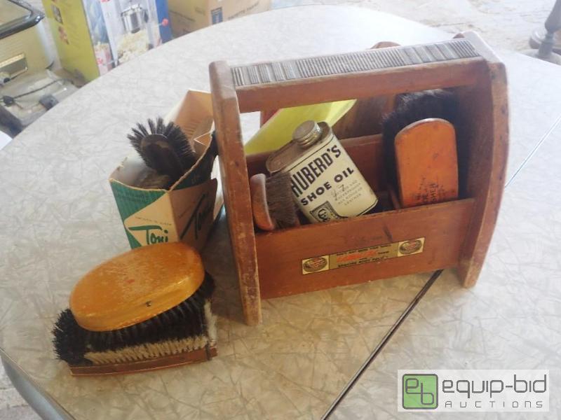 lot 2729 image: Vintage Boot Polishing Kit
