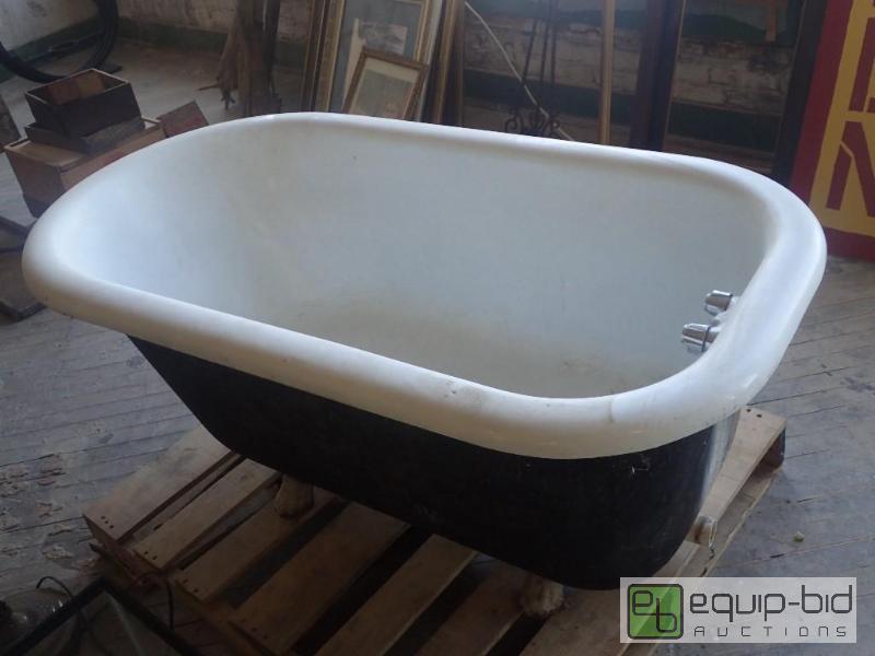 lot 2732 image: Vintage Claw Foot Cast Tub 55x30