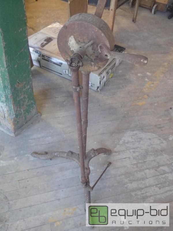 lot 2733 image: Vintage 2 Man Sheep Shearing Machine