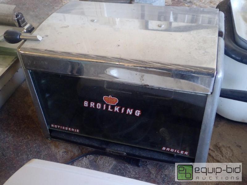 lot 2737 image: Classic Pressure Cooker w Slow Cooker And More