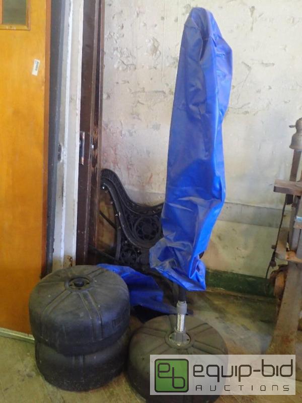 lot 2750 image: Everlast Upright Stand wPunching Bags