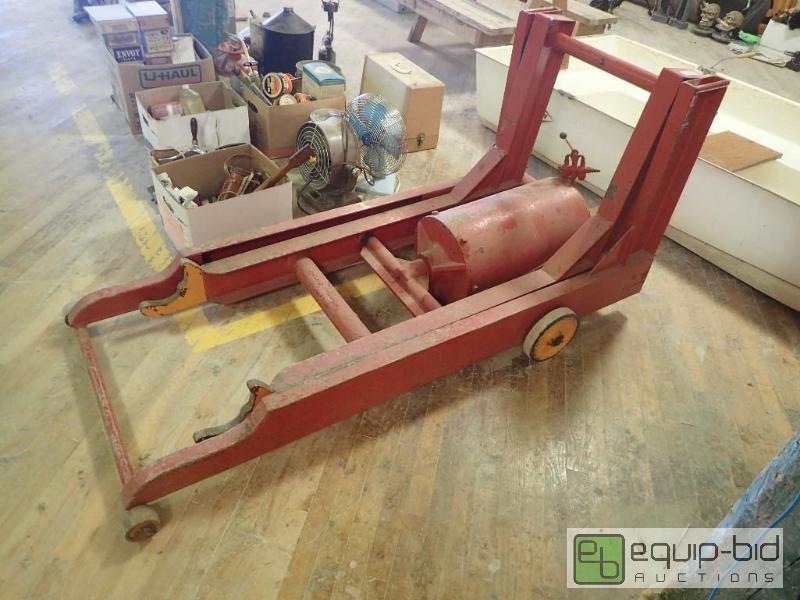 lot 2755 image: Black Hawk 4-12 Ton Air Operated Hydraulic Jack