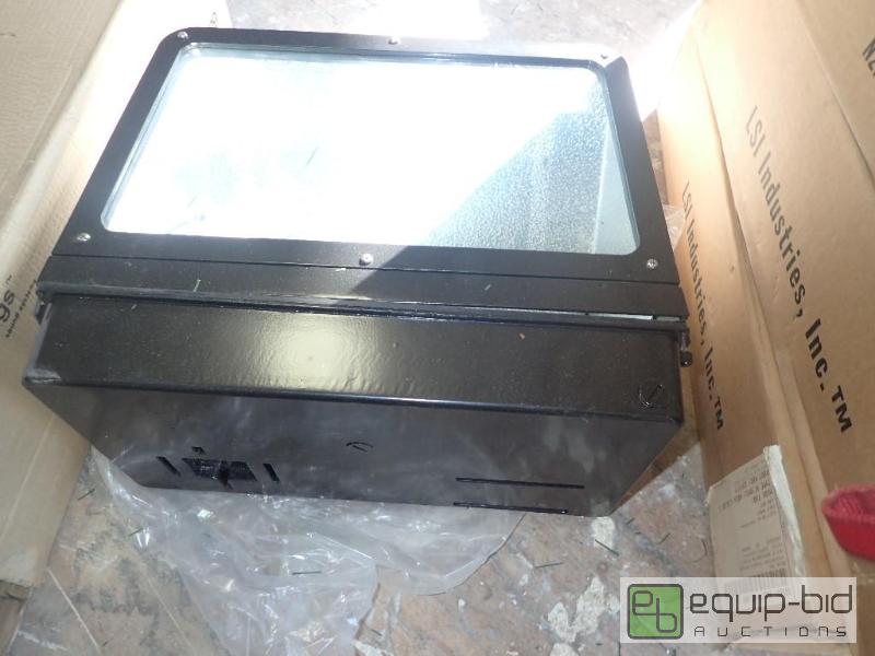 lot 2785 image: Outdoor Security Lighting Fixture