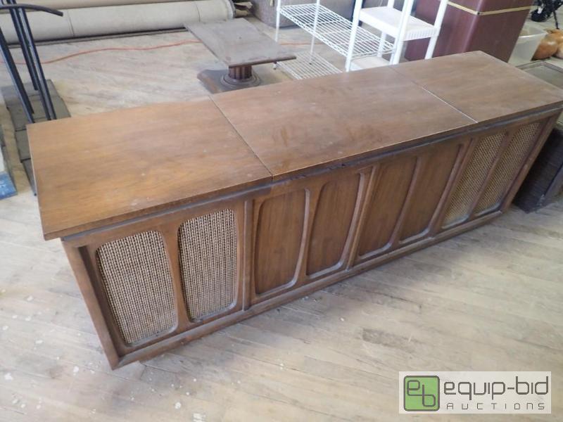 lot 2791 image: Vintage 60s Retro TV Turn Table Stand