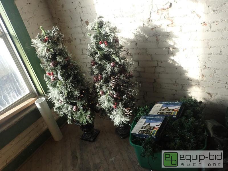 lot 2803 image: Large Lot of Holiday Decore