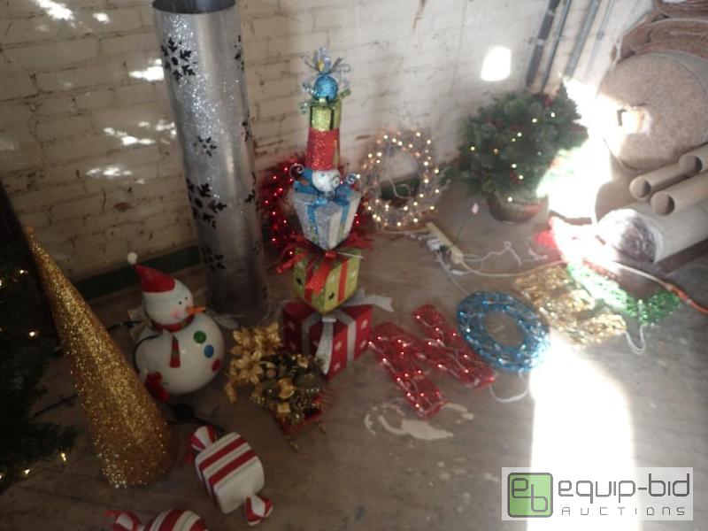 lot 2804 image: Large Lot of Holiday Decore