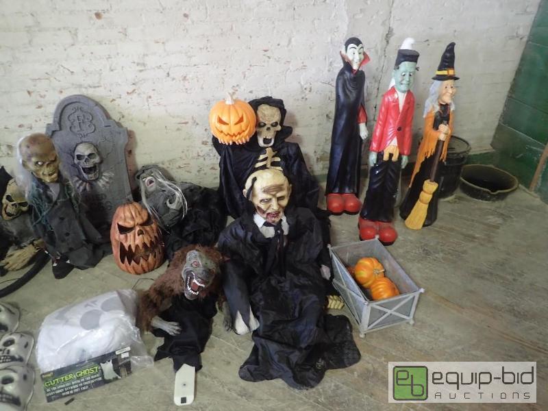 lot 2806 image: Large Lot of Holiday Decore