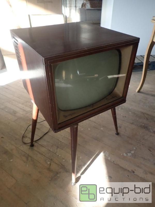 lot 2809 image: Vintage Tube TV