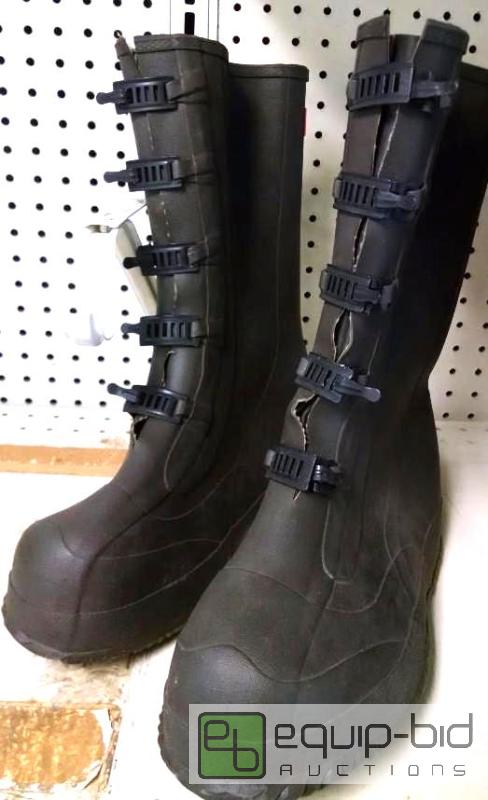 lot 4032 image: Qnty 4pairs rubber boots with buckles, mens ...