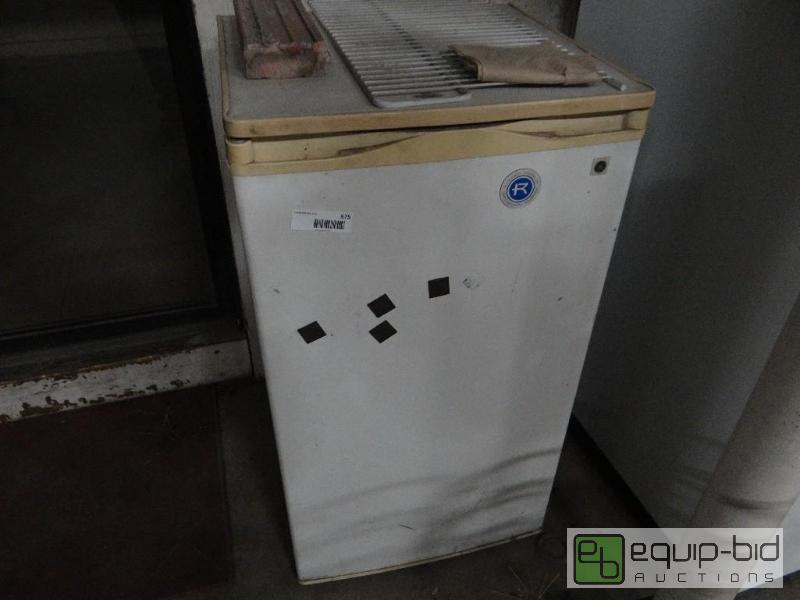 lot 575 image: GE mini fridge. Untested....
