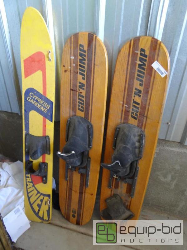 lot 614 image: Lot of 3 water skis....