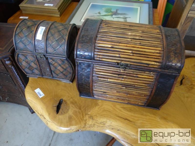 lot 622 image: Lot of 2 round top trunks. Smaller....