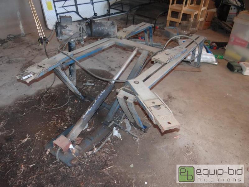 lot 665 image: Rotary vehicle lift....