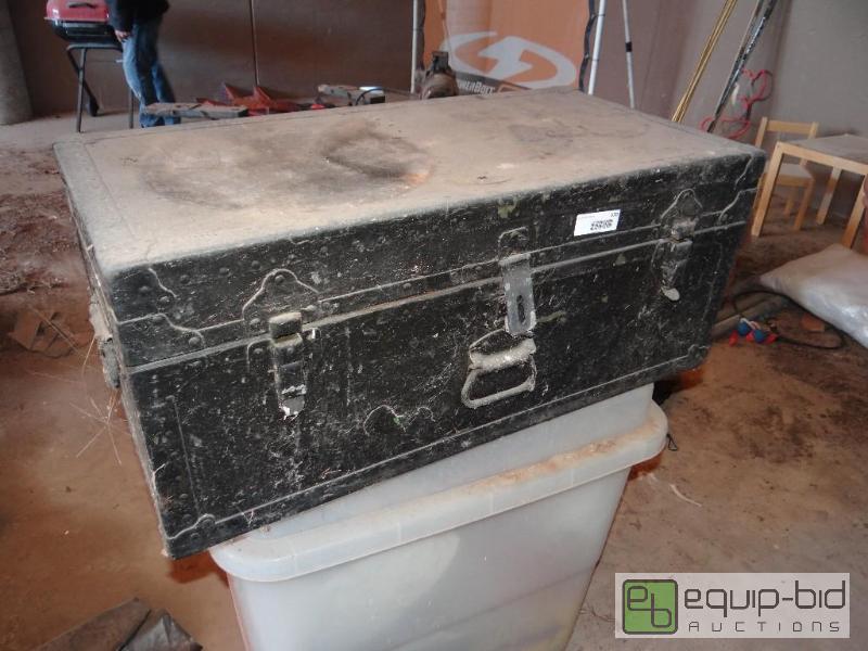 lot 670 image: Old foot locker with 4 bags of shot gun pelle...