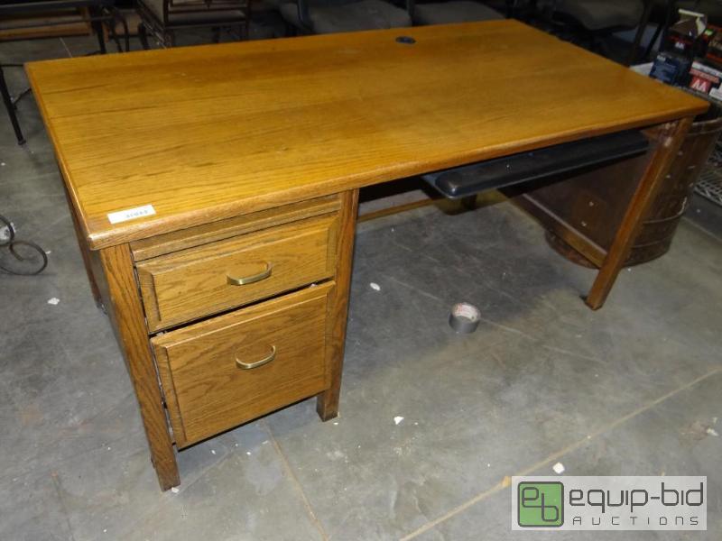 lot 701 image: Oak executive desk with drawers....