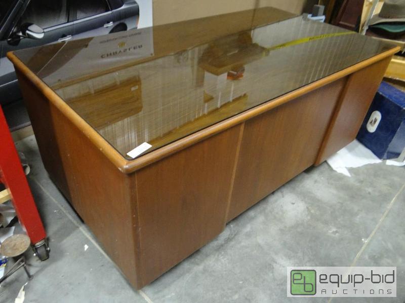 lot 744 image: Beautiful executive style desk with glass top...