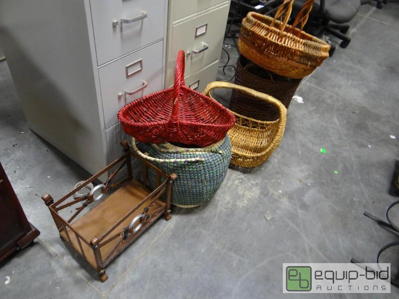 lot 773 image: Lot of larger and various size baskets and me...