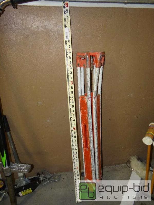 lot 791 image: Tripod and portable measuring scale....