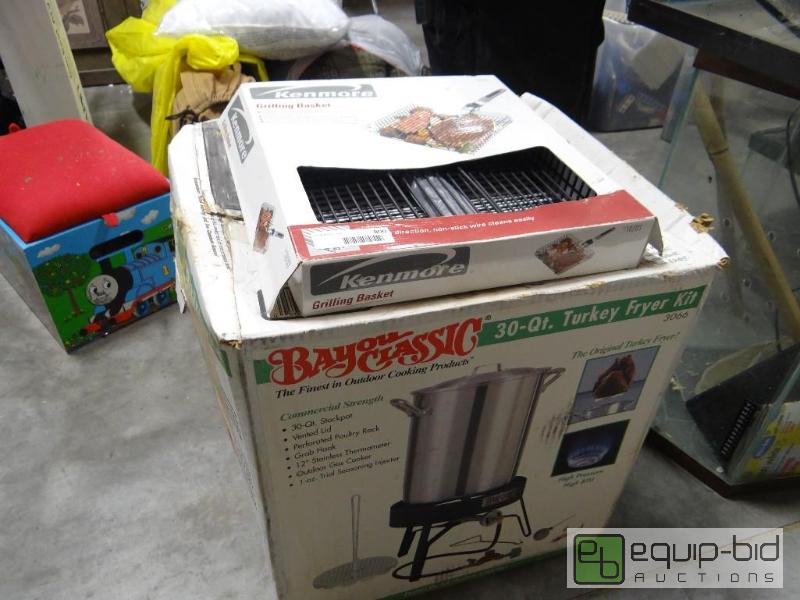lot 800 image: 30 qt turkey fryer and new in box grilling ba...