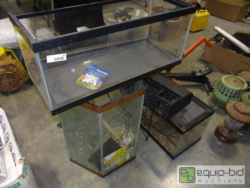lot 801 image: Lot of 3 various size aquariums and some supp...